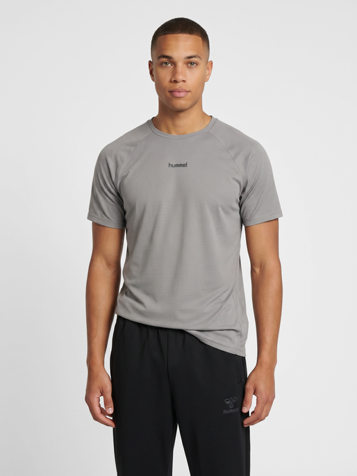 hmlMOMENTUM T-SHIRT S/S, SHARKSKIN, model