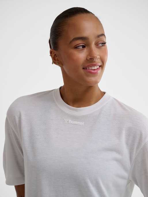 hmlMT VANJA BOXY SHORT T-SHIRT, WHITE, model