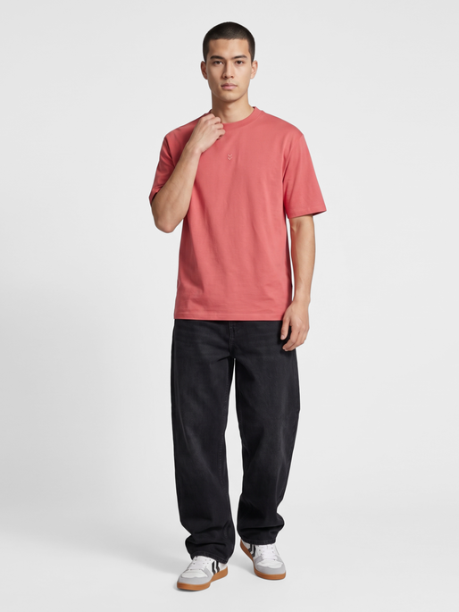 hmlPULSE PREMIUM T-SHIRT S/S, MINERAL RED, model