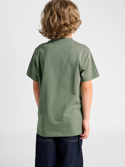 hmlJR REG GRAPHIC T-SHIRT S/S, LAUREL WREATH, model