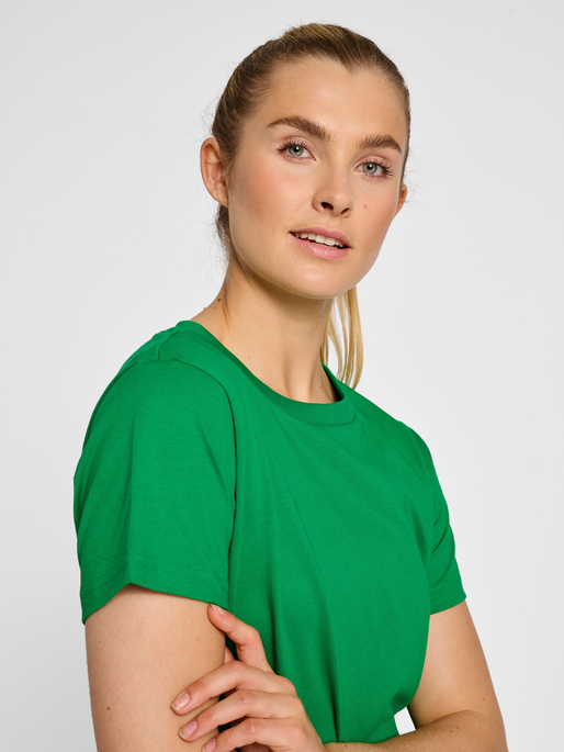 hmlRED HEAVY T-SHIRT S/S WOMAN, JOLLY GREEN, model
