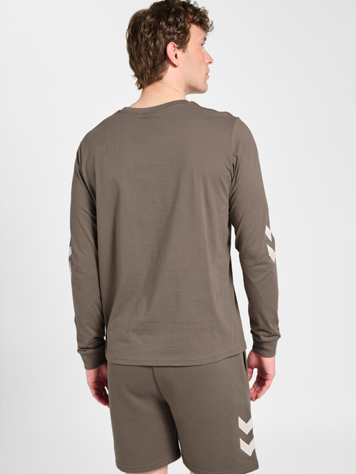 hmlLEGACY 2.0 T-SHIRT L/S, DARK NIGHT, model