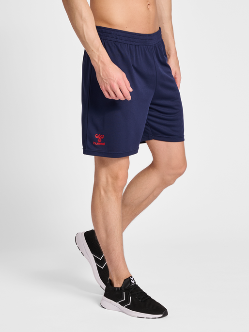 hmlQ4 POLY SHORTS, MARINE, model