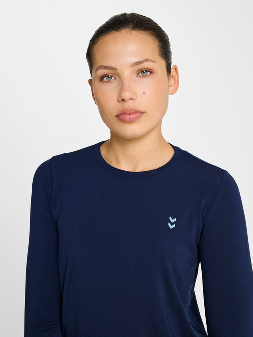 hmlYOGA SOFT LOOSE W T-SHIRT LS, DRESS BLUES, model