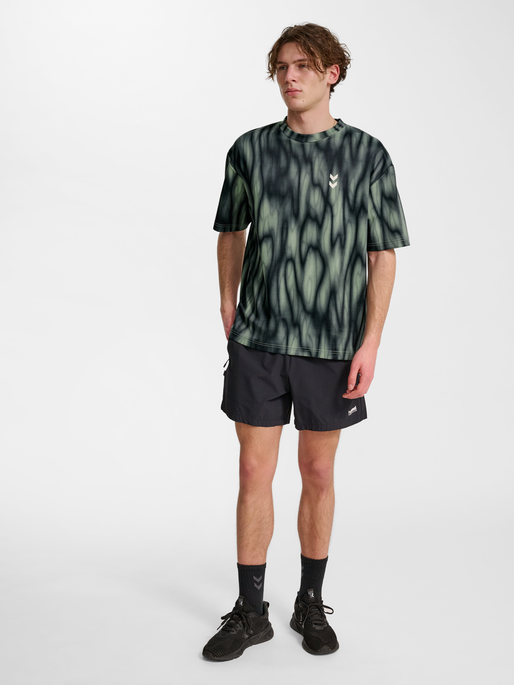hmlHIIT AOP LOOSE T-SHIRT S/S, SEAGRASS, model