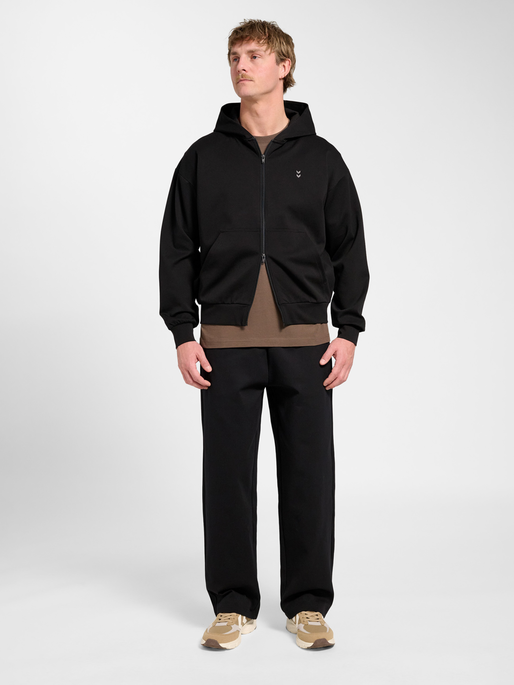 hmlDEFENDER ZIP HOODIE, BLACK, model