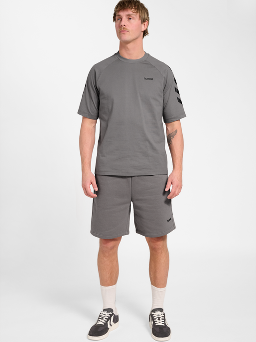 hmlKEEPER CHEVRON T-SHIRT S/S, CHARCOAL GRAY, model