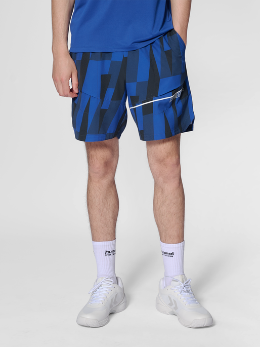 hmlCOURT AOP POCKET SHORTS, SODALITE BLUE, model