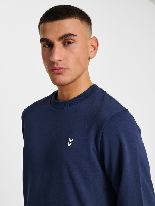 hmlPULSE SWEAT CREWNECK, DRESS BLUES, model
