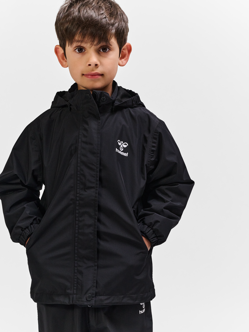 hmlNESSIE RAINSUIT, BLACK, model