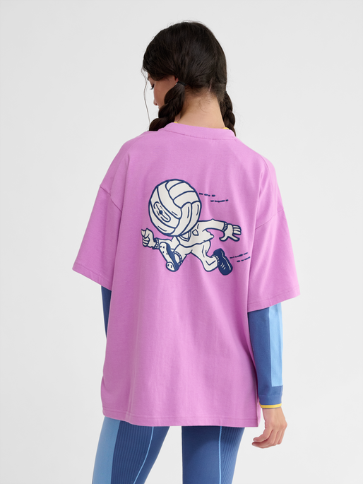 hmlLOOSE T-SHIRT S/S HEADBALL, VIOLET, model