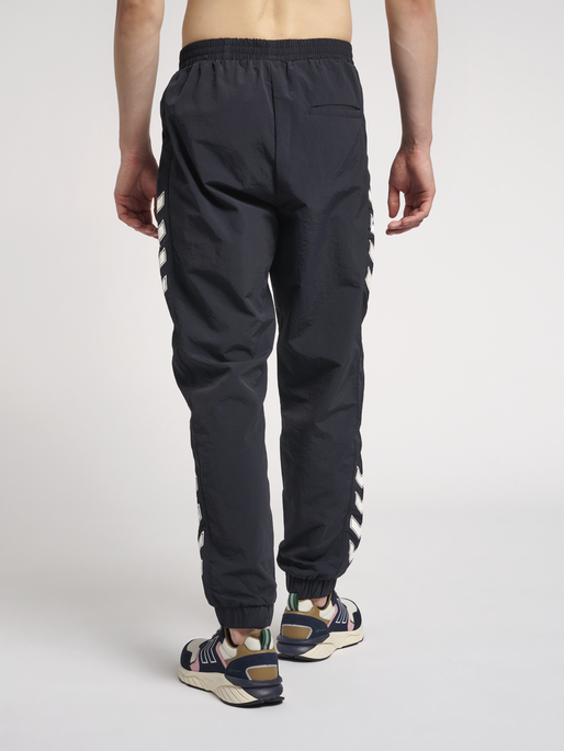 hmlNIKKI PANTS, DARK NAVY, model