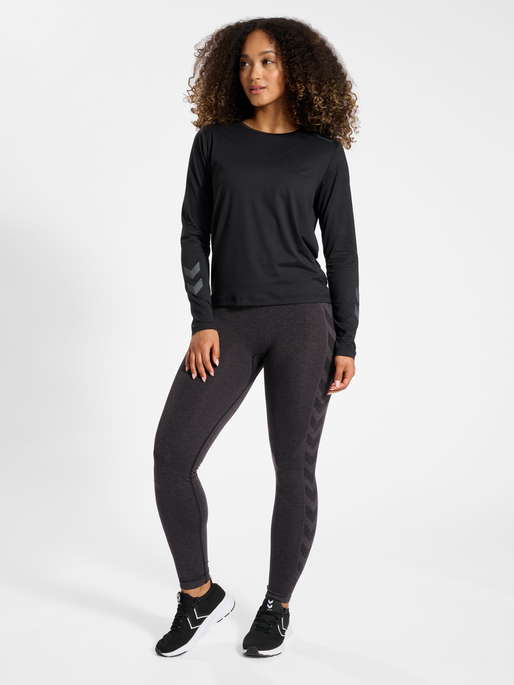 hmlMT TAYLOR T-SHIRT L/S, BLACK, model