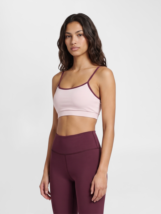 hmlBALANCE SPORTS BRA, BARELY PINK, model
