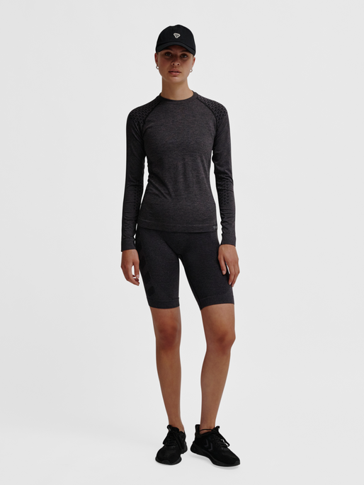 hmlCI SEAMLESS T-SHIRT L/S, BLACK MELANGE, model