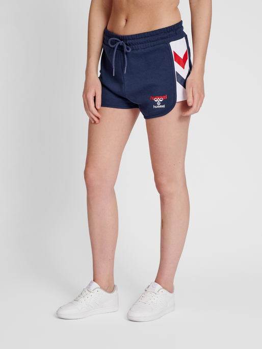 hmlIC DURBAN WOMAN SHORTS, PEACOAT, model