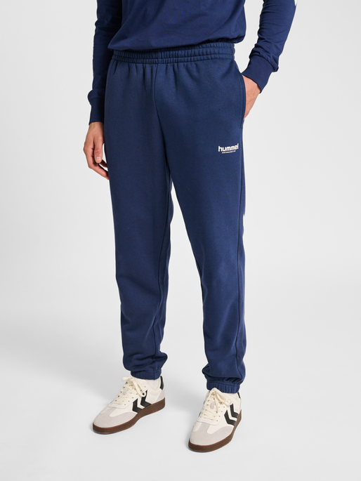 hmlLEGACY 2.0 SWEATPANTS, DRESS BLUES, model