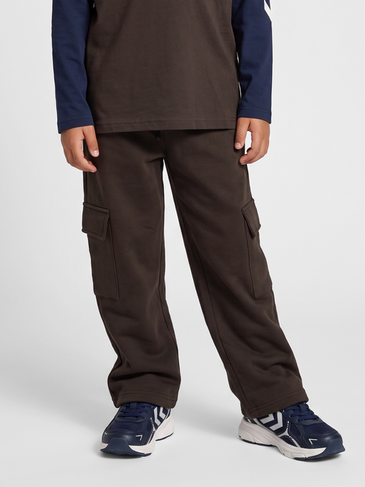 hmlTIMMI CARGO SWEAT PANTS, TURKISH COFFEE, model