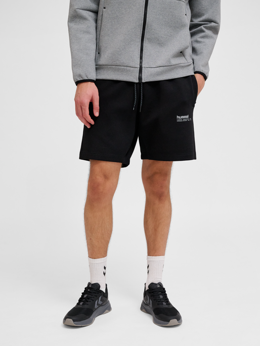 hmlTECH FLEECE SHORTS, BLACK, model