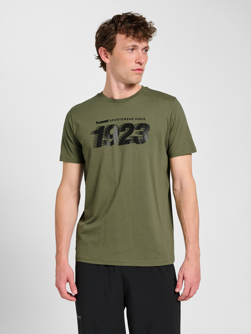 hmlPULSE GRAPHIC T-SHIRT S/S, DEEP LICHEN GREEN, model