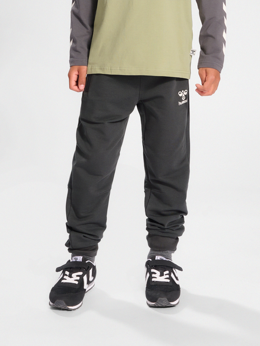 hmlON PANTS, ASPHALT, model
