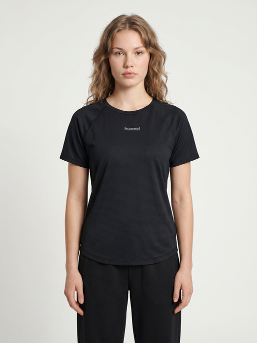 hmlMOMENTUM W T-SHIRT S/S, BLACK, model