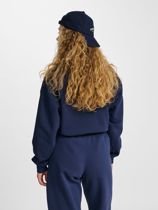 hmlLOOSE CREWNECK BEE, DRESS BLUES, model