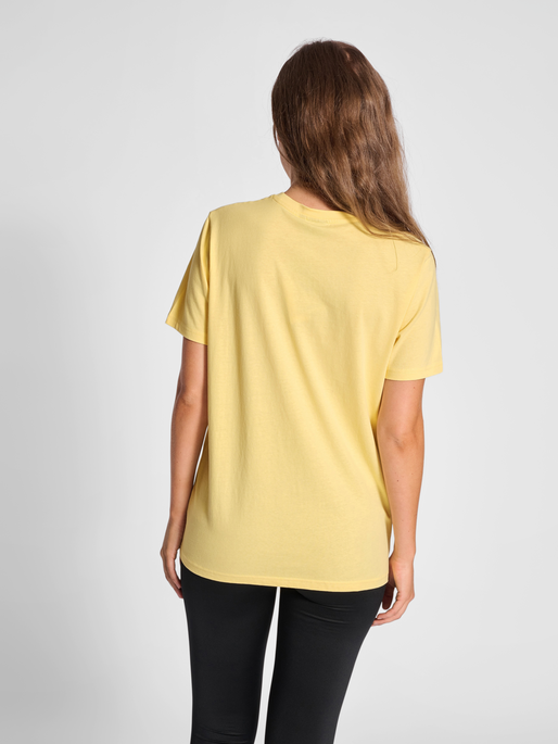 hmlLEGACY T-SHIRT, GOLDEN HAZE, model