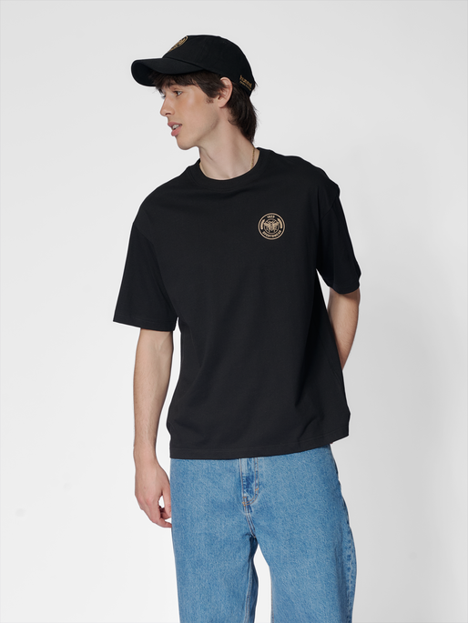 hmlSWARM LOOSE T-SHIRT, BLACK, model