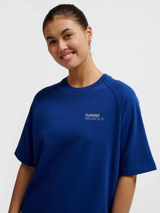 hmlTECH LOOSE T-SHIRT, ESTATE BLUE, model