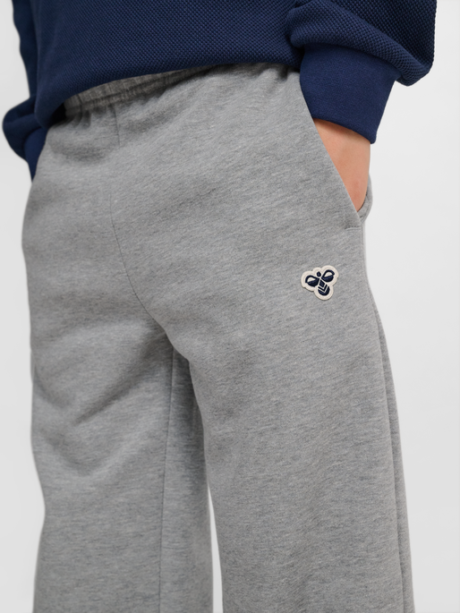 hmlJR LOOSE WL SWEATPANTS BEE, GREY MELANGE, model