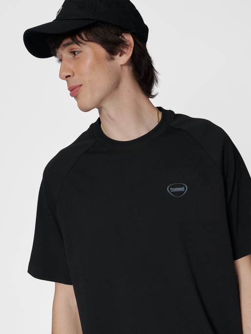 hmlTECH LOOSE TEE, BLACK, model