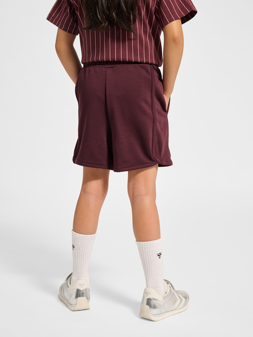hmlJR LOOSE UNI SHORTS, VINEYARD WINE, model
