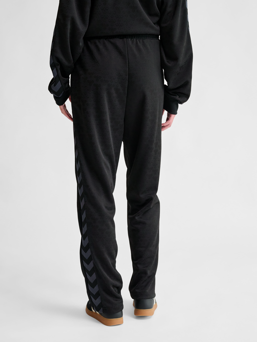 hmlARCHIVE REGULAR POLY PANTS AOP, BLACK/EBONY, model