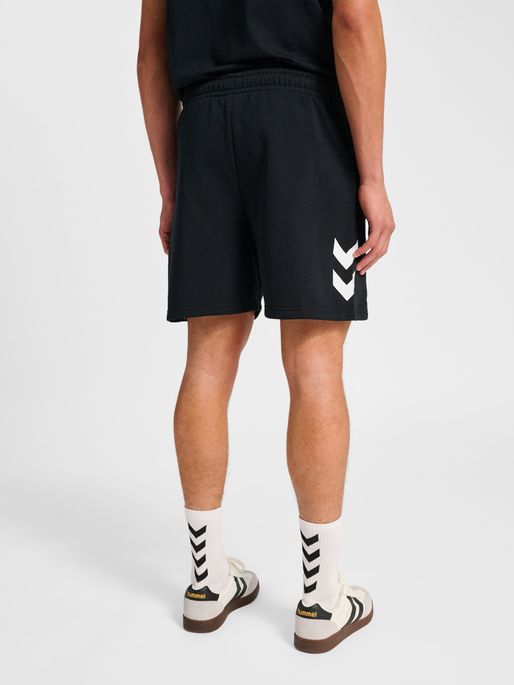 hmlLEGACY 2.0 SHORTS, BLACK, model