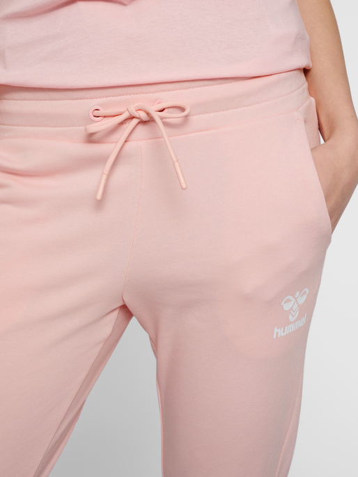 hmlNONI 2.0 TAPERED PANTS, CHALK PINK, model