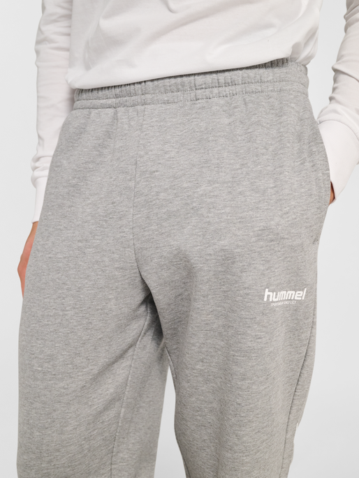 hmlLEGACY 2.0 SWEATPANTS, GREY MELANGE, model