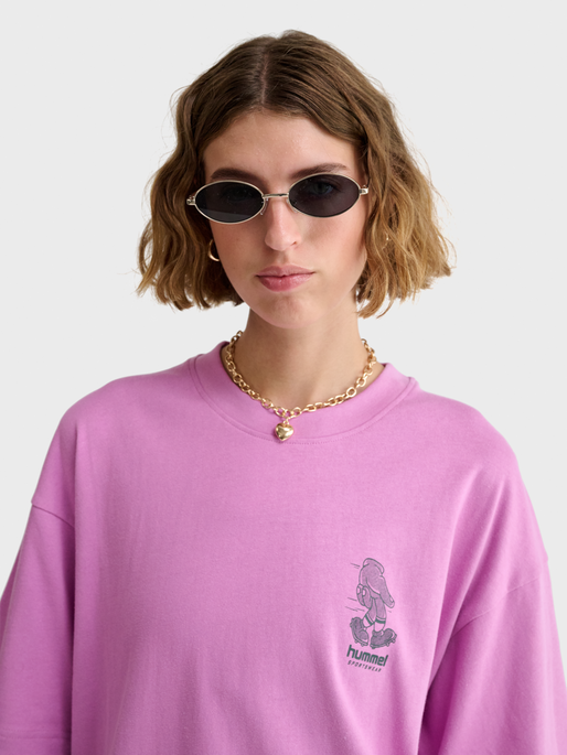 hmlLOOSE T-SHIRT S/S BEES STADIUM, VIOLET, model