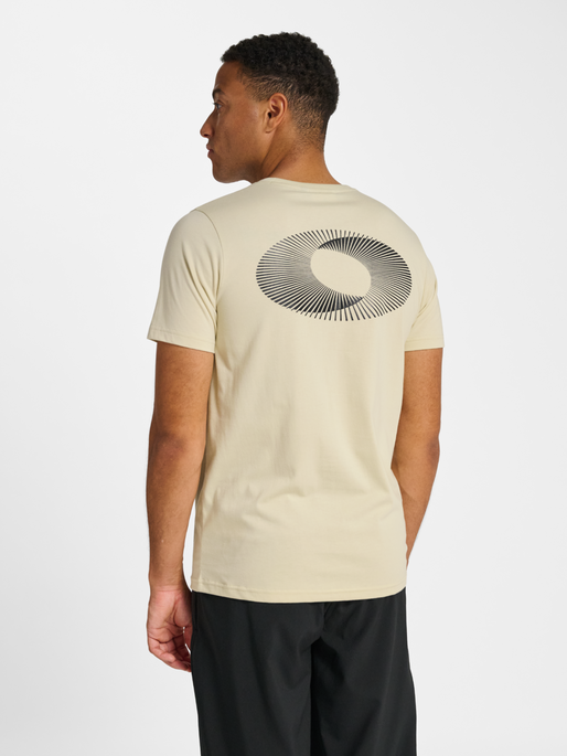 hmlPULSE GRAPHIC T-SHIRT S/S, OVERCAST, model