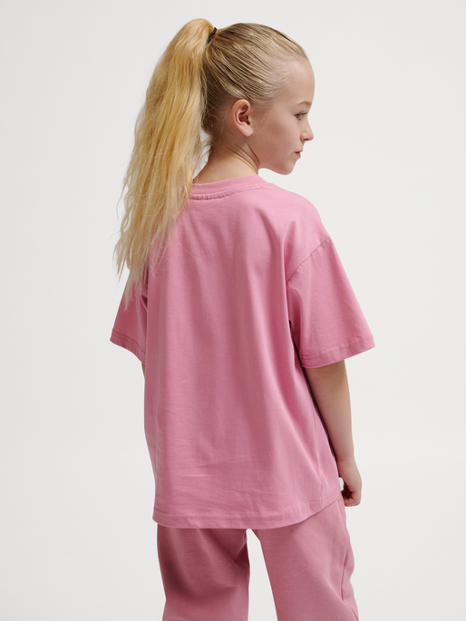 hmlJR LOOSE T-SHIRT S/S BEE, POLIGNAC, model