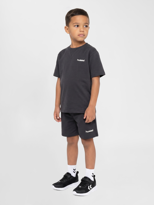 hmlJR LIGHT SWEAT SHORTS, EBONY, model