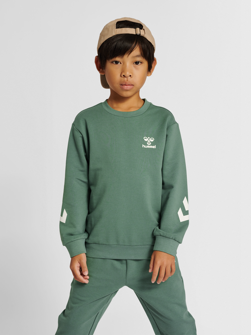 hmlVENTI TRACKSUIT, LAUREL WREATH, model