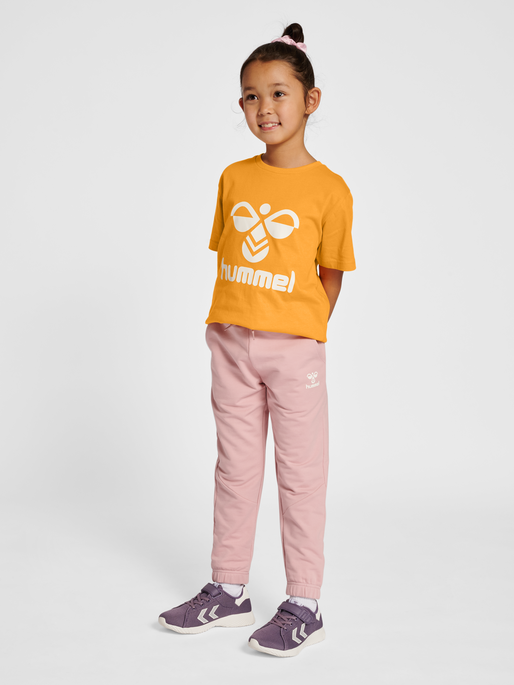 hmlTRES T-SHIRT S/S, BUTTERSCOTCH, model