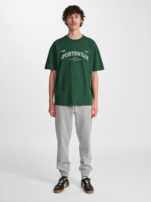 hmlLOOSE TEE S/S CLUB SPORTSWEAR, DARK GREEN, model