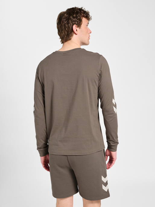 hmlLEGACY 2.0 T-SHIRT L/S, DARK NIGHT, model