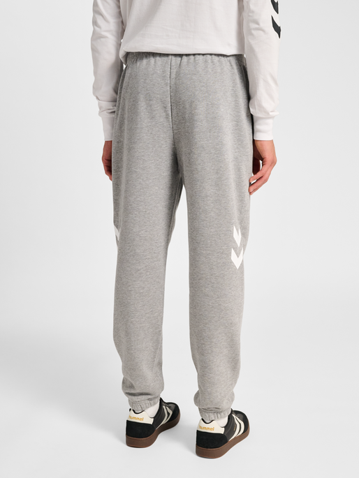 hmlLEGACY 2.0 SWEATPANTS, GREY MELANGE, model