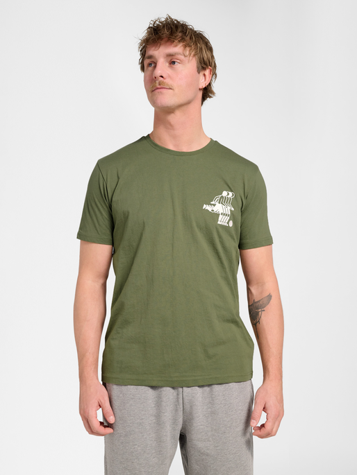hmlPULSE GRAPHIC T-SHIRT S/S, WHITE/GREEN, model