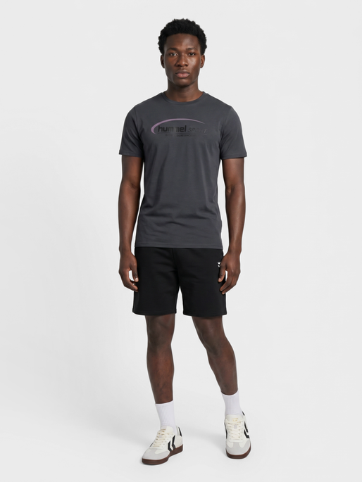 hmlPULSE GRAPHIC T-SHIRT S/S, EBONY, model