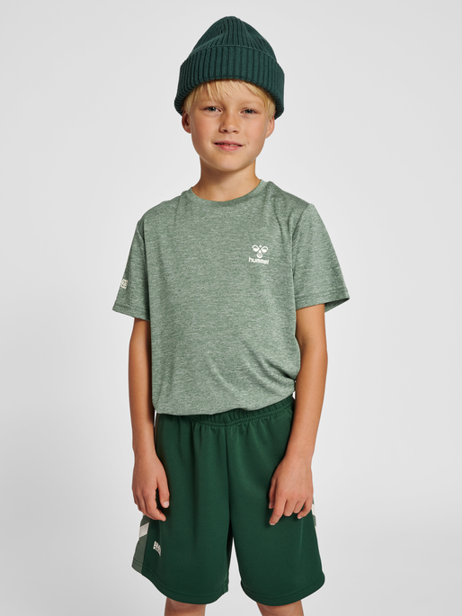 hmlMISTRAL T-SHIRT S/S, LAUREL WREATH, model
