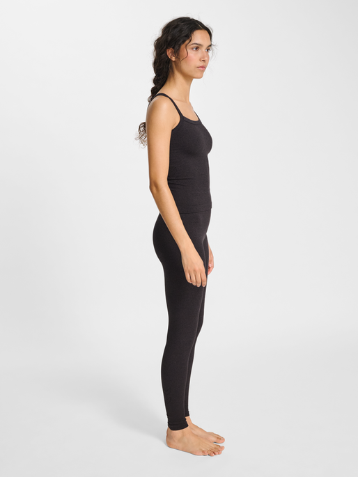 hmlYOGA SEAMLESS RIB MW TIGHTS, BLACK MELANGE, model